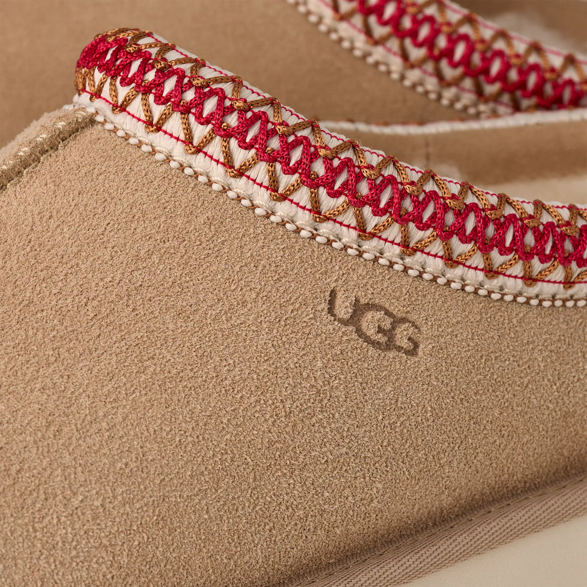 UGG Tasman II Femme – Sand / Dark Cherry