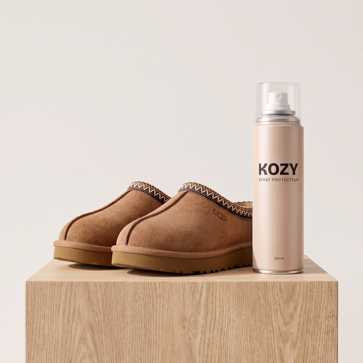 Spray Protecteur KOZY à côté d'une paire de Tasman Chestnut